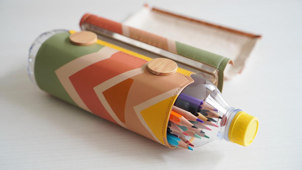 Cara Membuat Kotak Pensil dari Botol Bekas yang Hasilnya Mirip Produk Toko