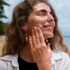 Cara Pakai Sunscreen yang Benar, Panduan Praktis agar Kulit Terlindungi Optimal