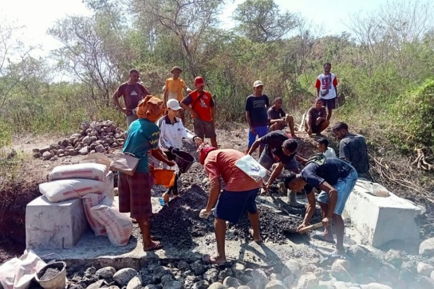 Akses Produksi Pertanian Nagekeo Terputus, Legislator Perindo Kosmas Lawa Bagho Sigap Perbaiki Bersama Warga