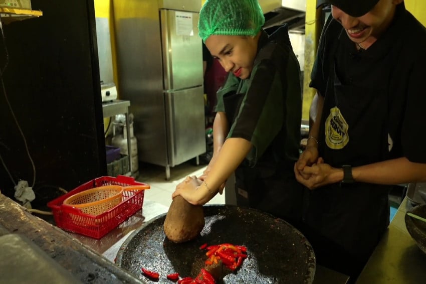 Azia Riza Jadi Helper di Restoran Sambel Seruit
