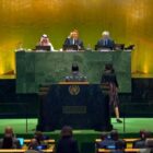 Momen Macron Kepalkan Tangan usai Prabowo Pidato di KTT PBB