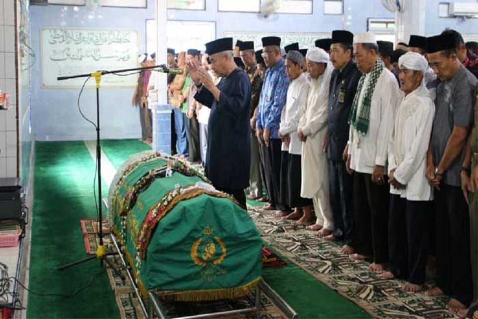 Doa dan Zikir setelah Salat Jenazah, Lengkap dengan Lafal Arab, Latin, dan Terjemah