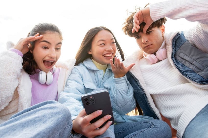 Gen Z Mendominasi Dunia Maya, Literasi Digital Jadi Kebutuhan Mendesak