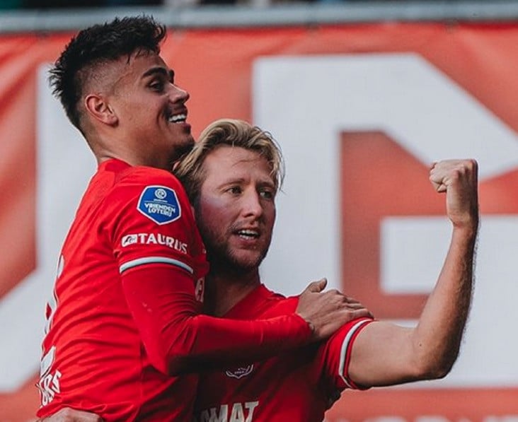 Kapten FC Twente Pasang Badan Bela Nasib Mees Hilgers