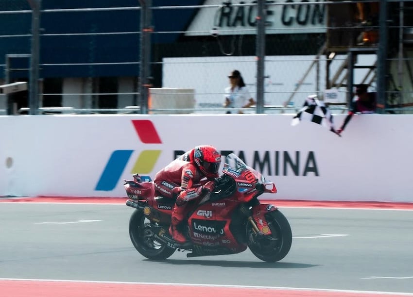 Kutukan Sirkuit Mandalika Berlanjut, Marc Marquez Jatuh di MotoGP Indonesia 2025