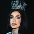 Menyala! Kylie Jenner Pakai Mahkota Rancangan Desainer Indonesia saat Kampanye Make Up