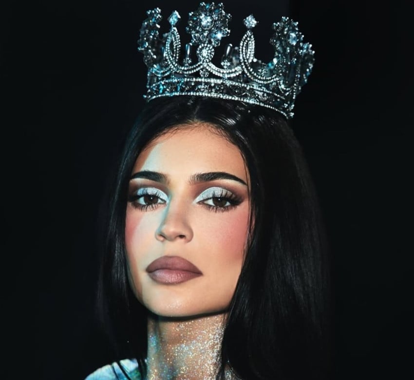 Menyala! Kylie Jenner Pakai Mahkota Rancangan Desainer Indonesia saat Kampanye Make Up