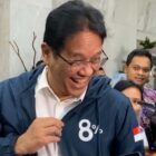 Purbaya Pamer Jaket Berlogo 8%, Simbol Target Pertumbuhan Ekonomi Prabowo