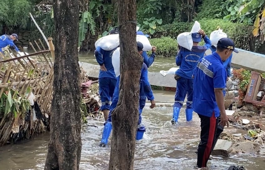 Petugas SDA Tambal Tanggul Baswedan Pakai Karung Pasir