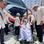 Layani Tamu Allah! Petugas Haji Sigap Urus Koper Jemaah Haji yang Tiba di Makkah