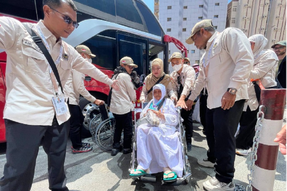Layani Tamu Allah! Petugas Haji Sigap Urus Koper Jemaah Haji yang Tiba di Makkah