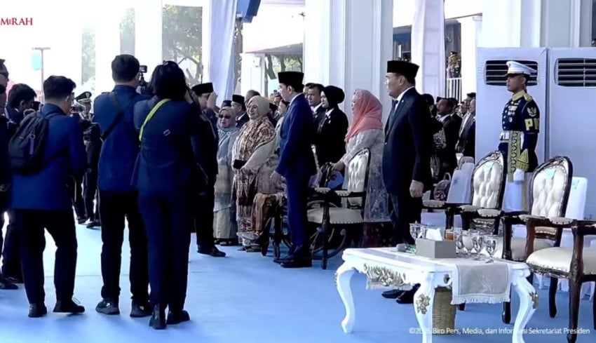 Momen Prabowo Beri Hormat ke Jokowi saat Peringatan Hari Bhayangkara di Cikeas