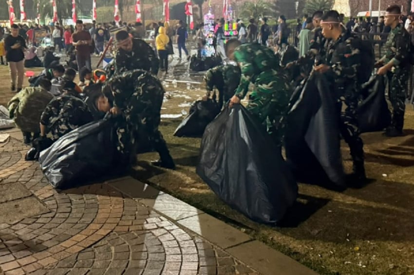 Selesai Amankan HUT ke-81 RI, Prajurit Kodam Jaya Bantu Bersihkan Kawasan Monas